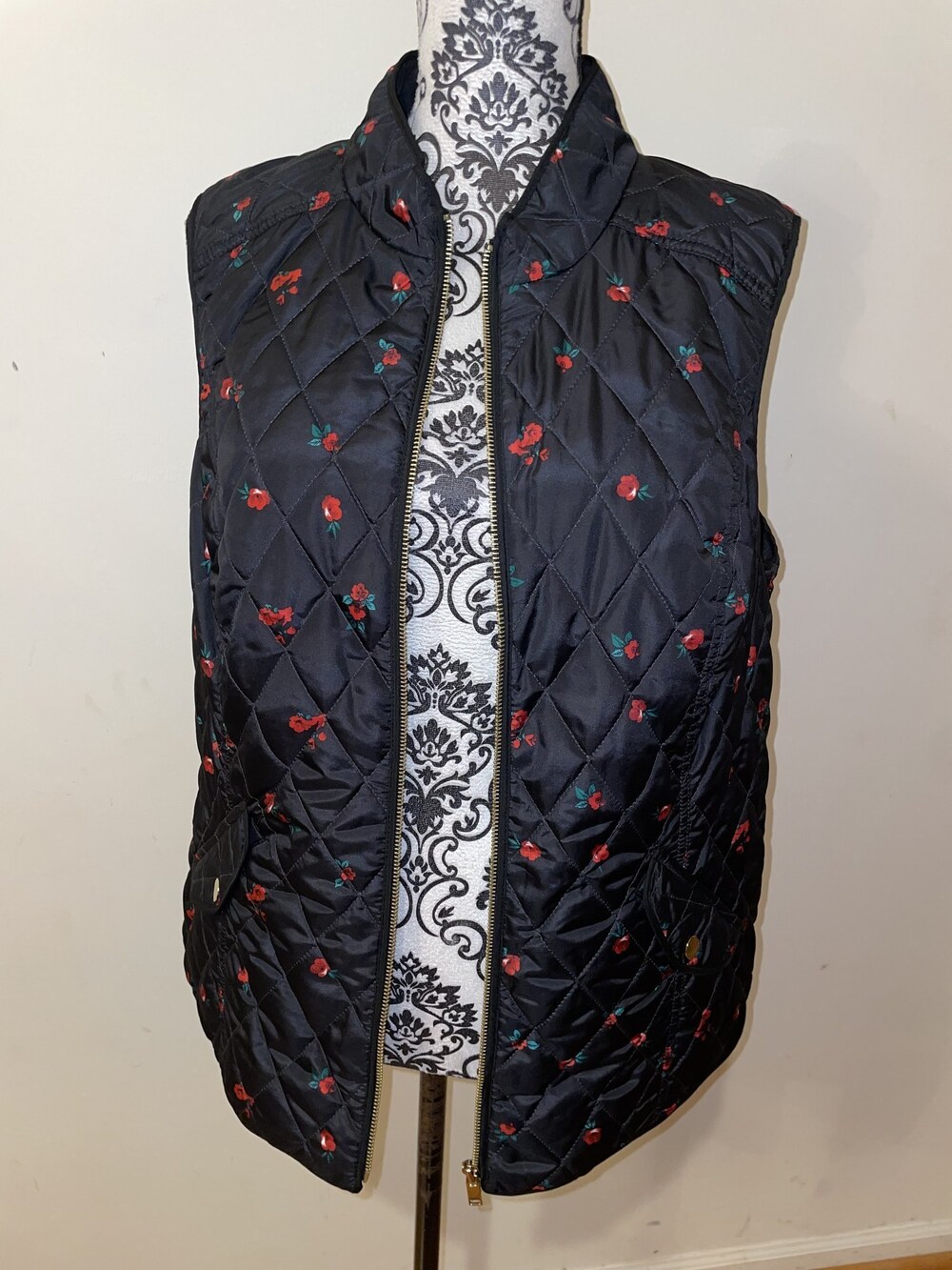 Charter Club Black & Red Floral Quilted Puffer Vest Size Large Like New - Picture 6 of 11